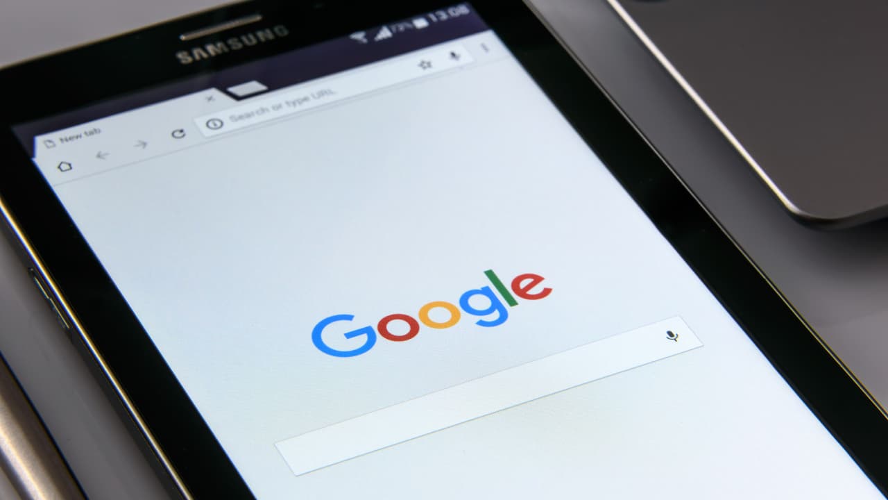 スマートフォンでGoogleを使用する様子