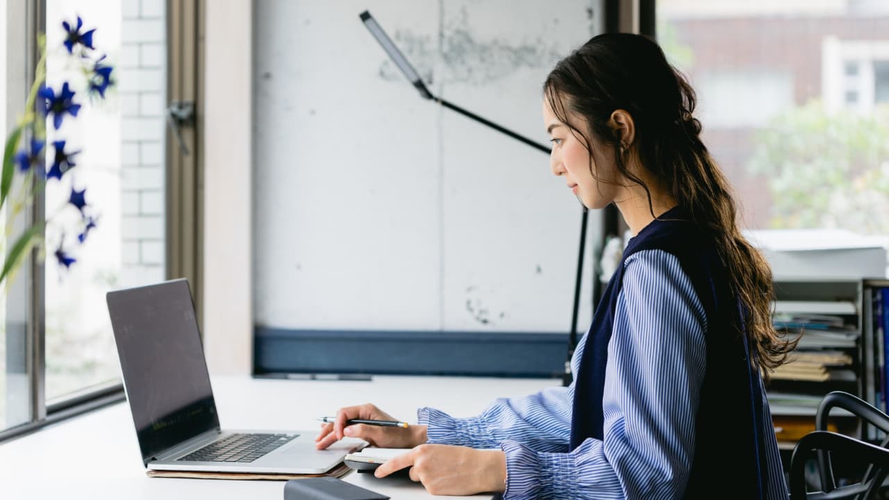 オフィスでPCに集中する女性