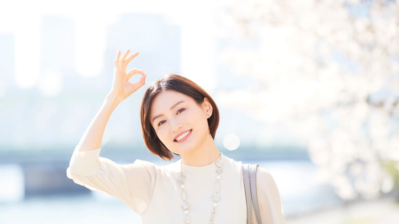 屋外でOKサインをする女性