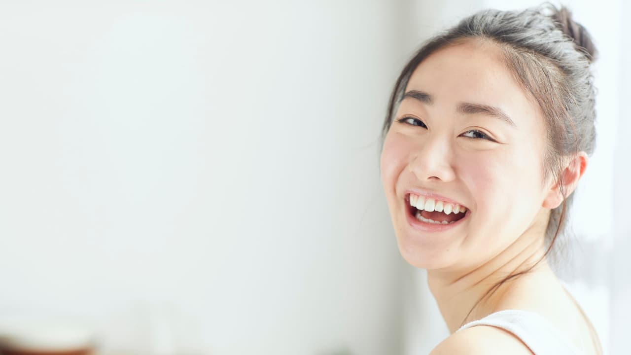 明るく笑顔の女性