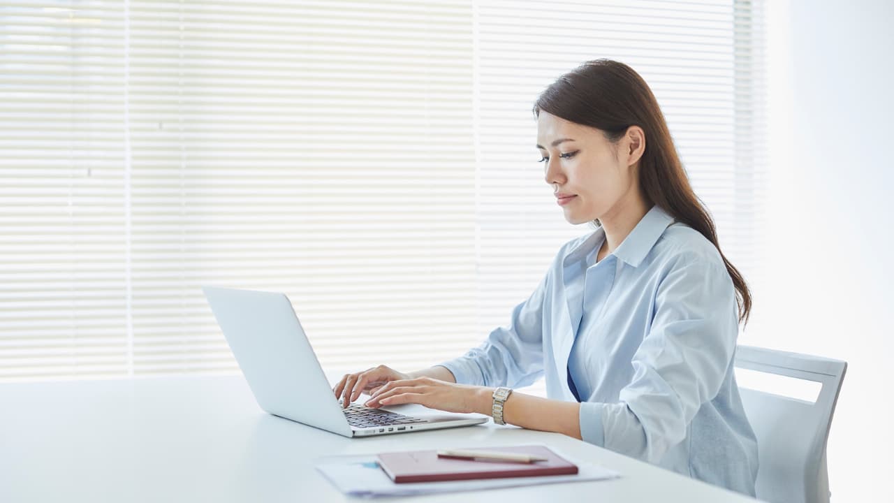PCで作業する女性